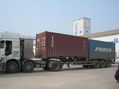 發(fā)往俄羅斯的JS-600-6型雙層水磨石壓磚機(jī)裝貨現(xiàn)場(chǎng) 發(fā)往俄羅斯的JS-600-6型雙層水磨石壓磚機(jī)裝貨現(xiàn)場(chǎng)